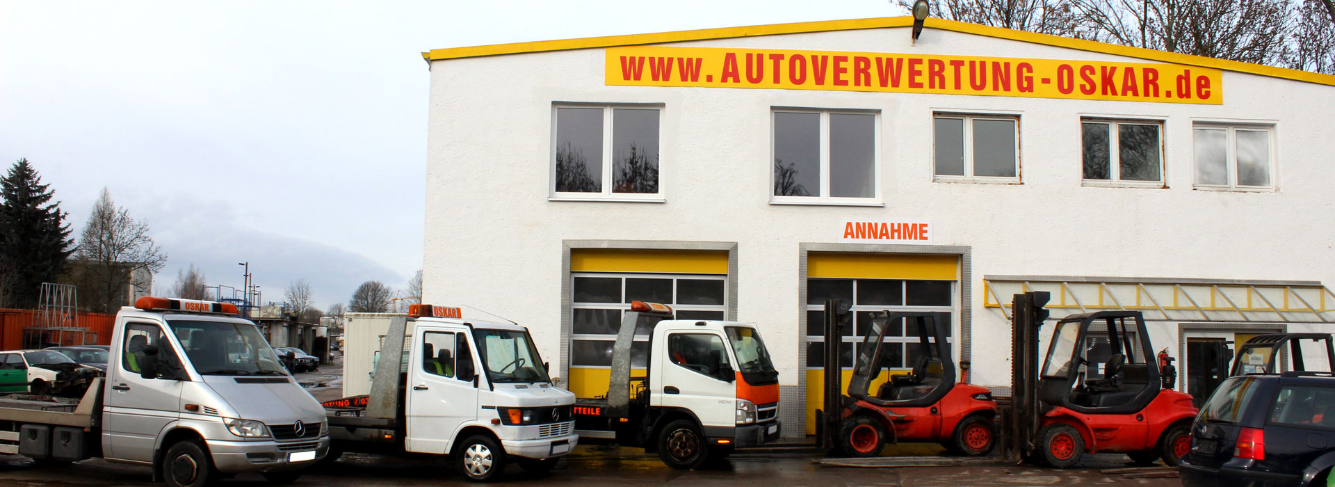 Firmengebäude mit Fahrzeugen - Autoverwertung Oskar